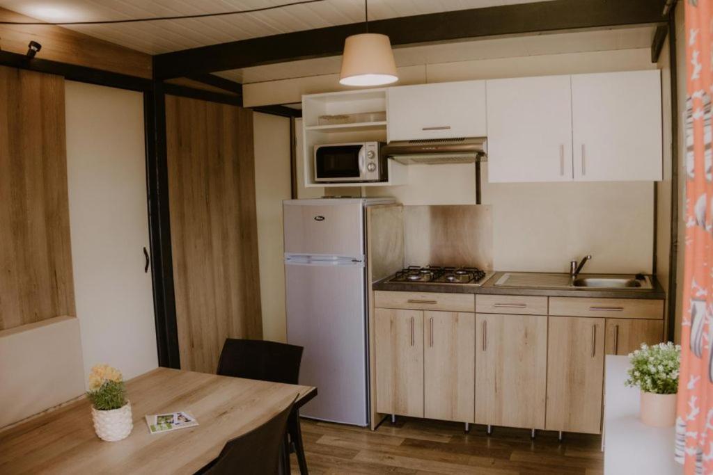 Onlycamp Le Pont Romain Yvre-l'Eveque Екстер'єр фото